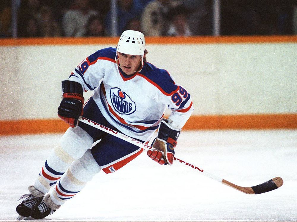Wayne Gretzky scores first of four hat 